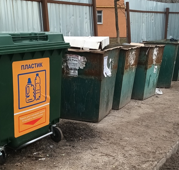 В Железногорске установили контейнеры для сбора пластика.